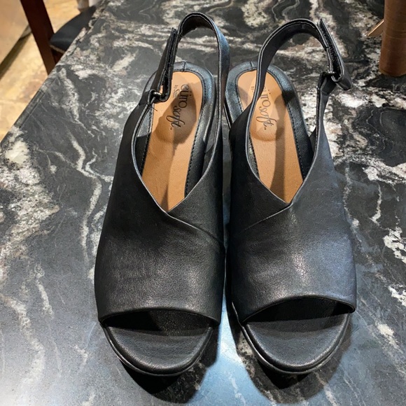 Women’s black heels size 8.5W - Picture 2 of 3